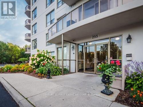 206 - 255 Keats Way, Waterloo, ON - Outdoor