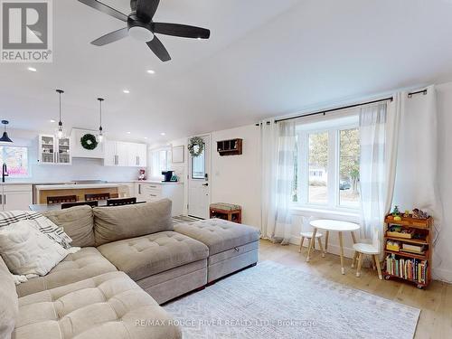 59 Oak Avenue, East Gwillimbury, ON - Indoor Photo Showing Living Room