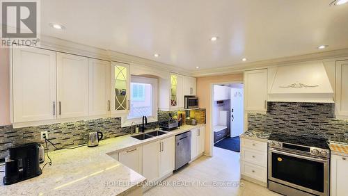 48 Fanshawe Drive, Richmond Hill, ON - Indoor Photo Showing Kitchen With Double Sink With Upgraded Kitchen