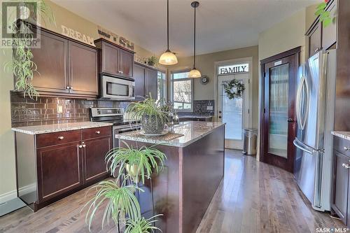 8013 Edgewater Bay, Regina, SK - Indoor Photo Showing Kitchen