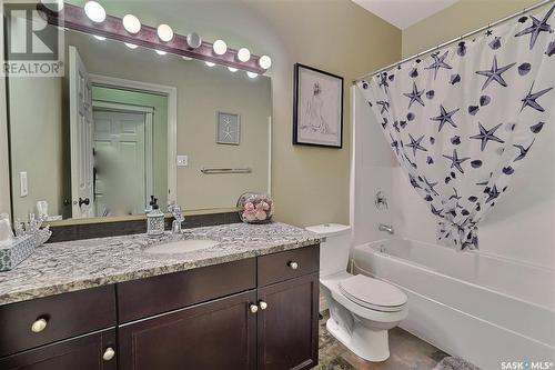 8013 Edgewater Bay, Regina, SK - Indoor Photo Showing Bathroom