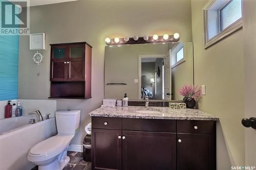 8013 Edgewater Bay, Regina, SK - Indoor Photo Showing Bathroom