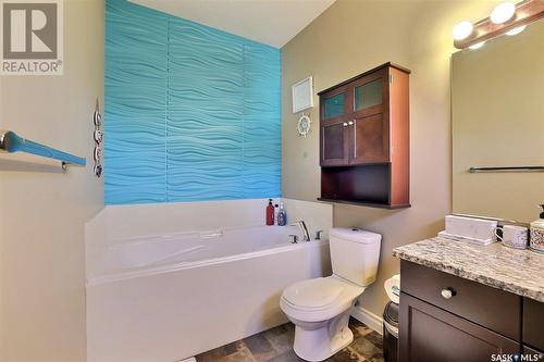 8013 Edgewater Bay, Regina, SK - Indoor Photo Showing Bathroom