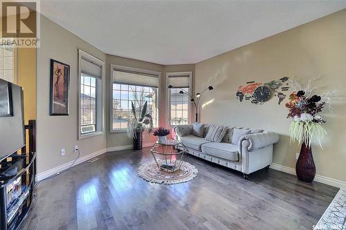 8013 Edgewater Bay, Regina, SK - Indoor Photo Showing Living Room