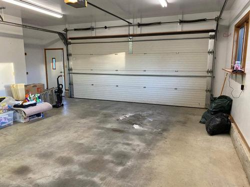 860 Balsam Street, Thunder Bay, ON - Indoor Photo Showing Garage