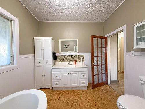 856 Fourth Avenue South, Kenora, ON - Indoor Photo Showing Bathroom