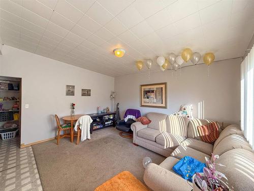 856 Fourth Avenue South, Kenora, ON - Indoor Photo Showing Living Room