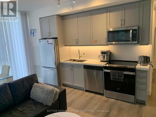 702 - 20 Gatineau Drive, Vaughan, ON - Indoor Photo Showing Kitchen With Double Sink