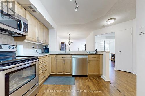 901 - 7460 Bathurst Street W, Vaughan, ON - Indoor Photo Showing Kitchen