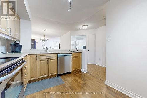 901 - 7460 Bathurst Street W, Vaughan, ON - Indoor Photo Showing Kitchen