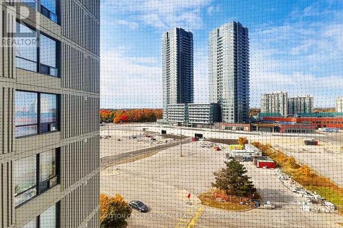 901 - 7460 Bathurst Street W, Vaughan, ON - Outdoor