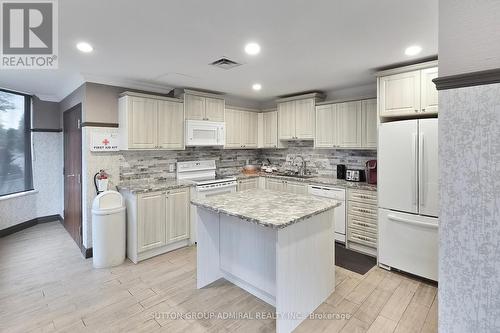 901 - 7460 Bathurst Street W, Vaughan, ON - Indoor Photo Showing Kitchen With Upgraded Kitchen