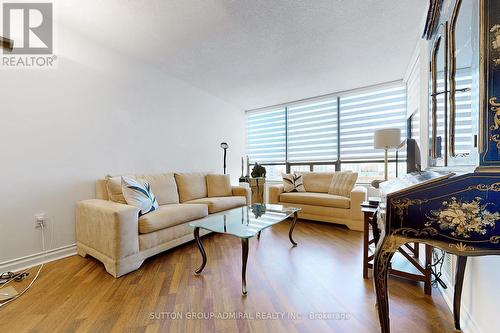 901 - 7460 Bathurst Street W, Vaughan, ON - Indoor Photo Showing Living Room