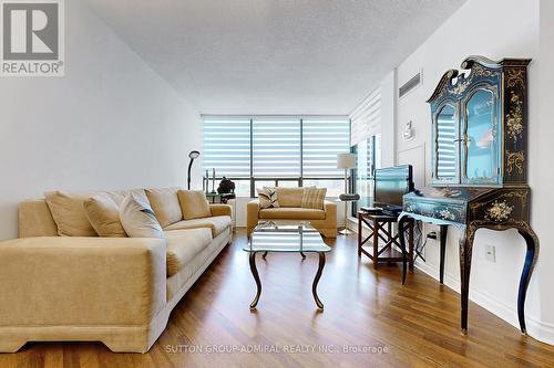 901 - 7460 Bathurst Street W, Vaughan, ON - Indoor Photo Showing Living Room