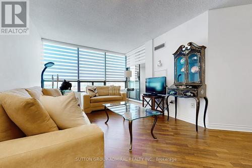 901 - 7460 Bathurst Street W, Vaughan, ON - Indoor Photo Showing Living Room