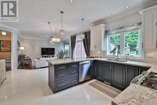 57 Stonesthrow Crescent, Uxbridge, ON - Indoor Photo Showing Kitchen With Double Sink With Upgraded Kitchen