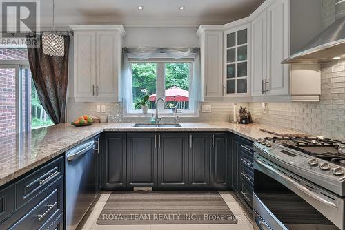 57 Stonesthrow Crescent, Uxbridge, ON - Indoor Photo Showing Kitchen With Double Sink With Upgraded Kitchen