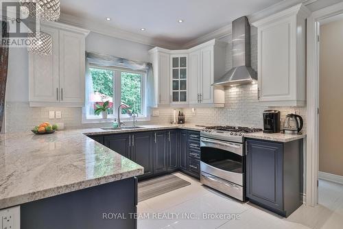 57 Stonesthrow Crescent, Uxbridge, ON - Indoor Photo Showing Kitchen With Double Sink With Upgraded Kitchen