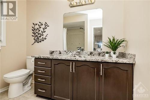 Ensuite bath with soaker tub! - 26 Portadown Crescent, Ottawa, ON - Indoor Photo Showing Bathroom