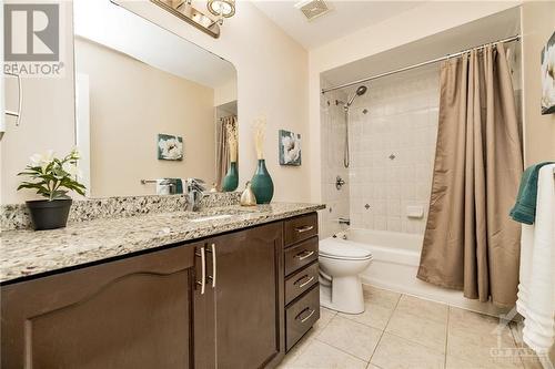 Family bathroom - 26 Portadown Crescent, Ottawa, ON - Indoor Photo Showing Bathroom