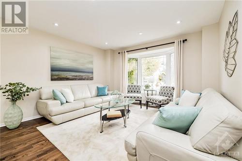 Bright front Bay window - 26 Portadown Crescent, Ottawa, ON - Indoor Photo Showing Living Room