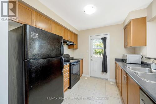 267 Prosser Circle, Milton, ON - Indoor Photo Showing Kitchen With Double Sink