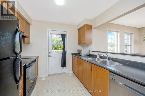 267 Prosser Circle, Milton, ON - Indoor Photo Showing Kitchen With Double Sink