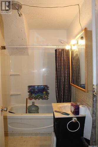 423 2Nd Street W, Shaunavon, SK - Indoor Photo Showing Bathroom