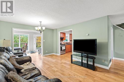 20 Biscayne Boulevard, Georgina, ON - Indoor Photo Showing Living Room