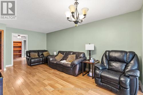 20 Biscayne Boulevard, Georgina, ON - Indoor Photo Showing Living Room