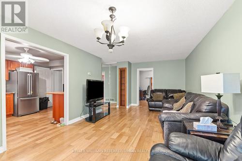 20 Biscayne Boulevard, Georgina, ON - Indoor Photo Showing Living Room