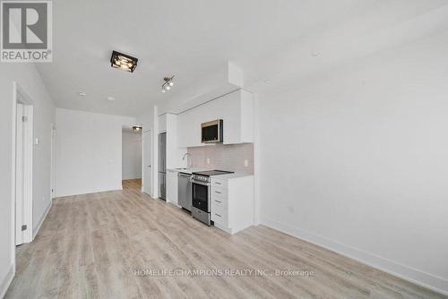 318 - 185 Deerfield Road, Newmarket, ON - Indoor Photo Showing Kitchen