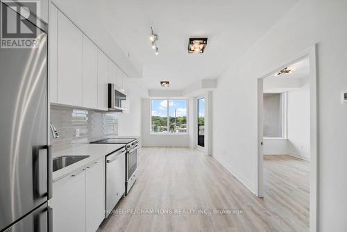 318 - 185 Deerfield Road, Newmarket, ON - Indoor Photo Showing Kitchen With Upgraded Kitchen