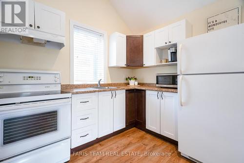 7 Pine Point, Oro-Medonte, ON - Indoor Photo Showing Kitchen