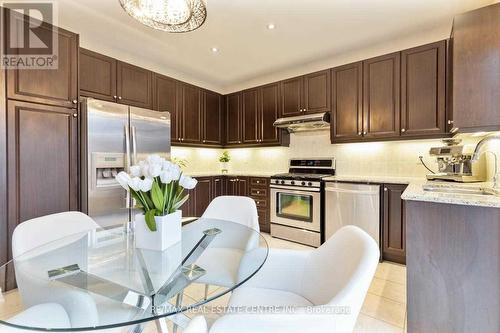 3292 Skipton Lane, Oakville, ON - Indoor Photo Showing Kitchen With Upgraded Kitchen