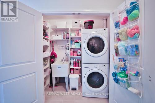 808 - 25 Fontenay Court, Toronto, ON - Indoor Photo Showing Laundry Room