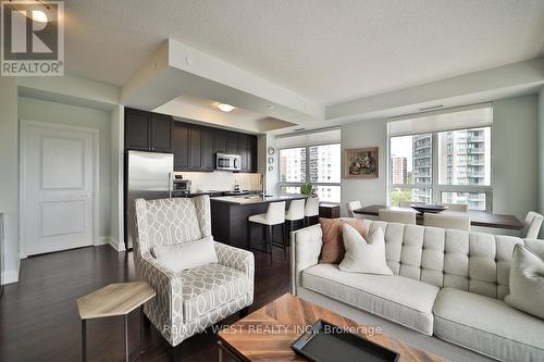 808 - 25 Fontenay Court, Toronto, ON - Indoor Photo Showing Living Room