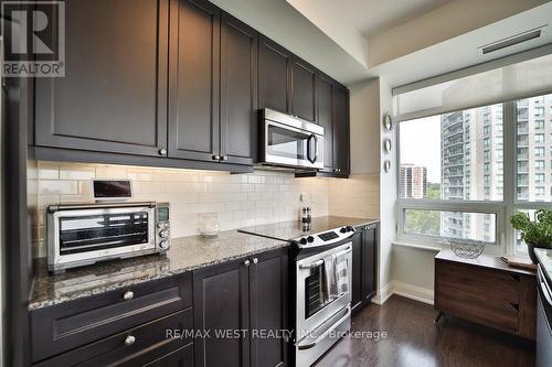 808 - 25 Fontenay Court, Toronto, ON - Indoor Photo Showing Kitchen With Upgraded Kitchen