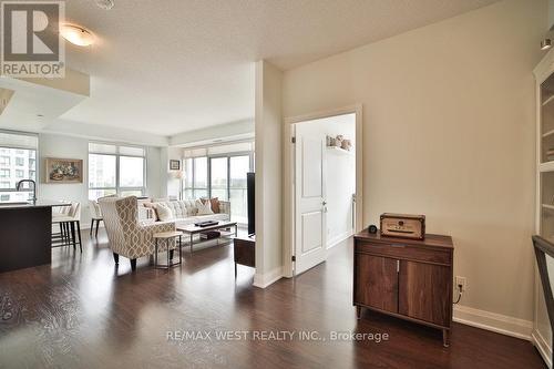 808 - 25 Fontenay Court, Toronto, ON - Indoor Photo Showing Living Room