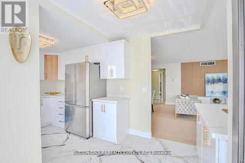 907 - 4235 Sherwoodtowne Boulevard, Mississauga, ON - Indoor Photo Showing Kitchen