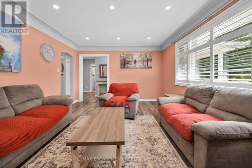 221 Gray Road, Hamilton, ON - Indoor Photo Showing Living Room