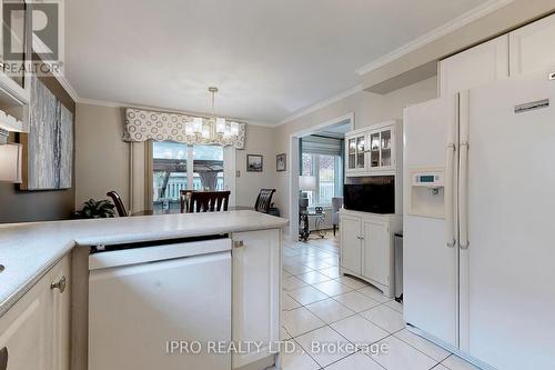 629 Avonwick Avenue, Mississauga, ON - Indoor Photo Showing Kitchen