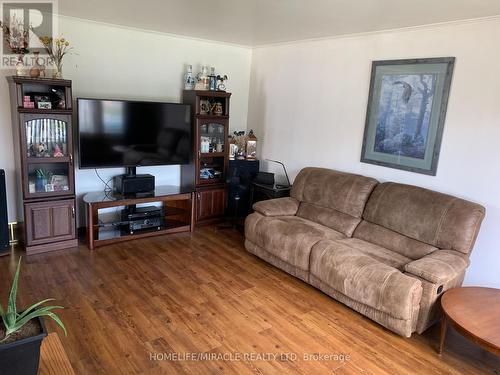 19 Dee Avenue, Toronto, ON - Indoor Photo Showing Living Room