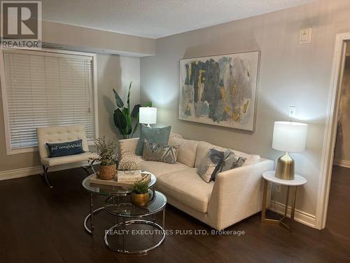 103 - 3070 Rotary Way, Burlington, ON - Indoor Photo Showing Living Room