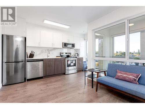 301 2551 Kingsway, Vancouver, BC - Indoor Photo Showing Kitchen