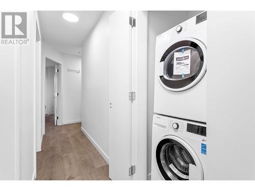 301 2551 Kingsway, Vancouver, BC - Indoor Photo Showing Laundry Room