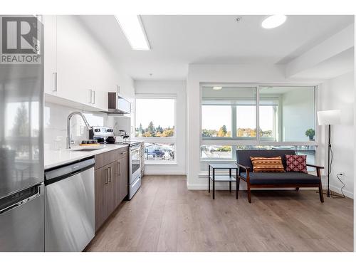 301 2551 Kingsway, Vancouver, BC - Indoor Photo Showing Kitchen