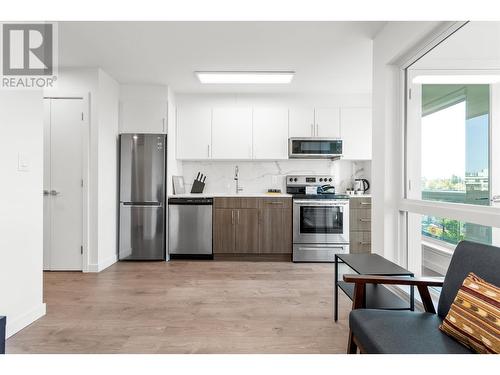 301 2551 Kingsway, Vancouver, BC - Indoor Photo Showing Kitchen