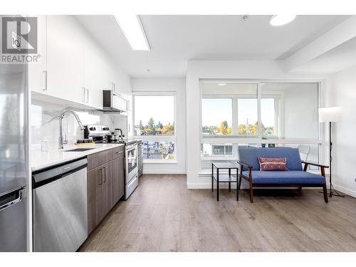 301 2551 Kingsway, Vancouver, BC - Indoor Photo Showing Kitchen