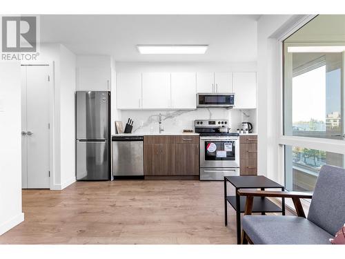 301 2551 Kingsway, Vancouver, BC - Indoor Photo Showing Kitchen